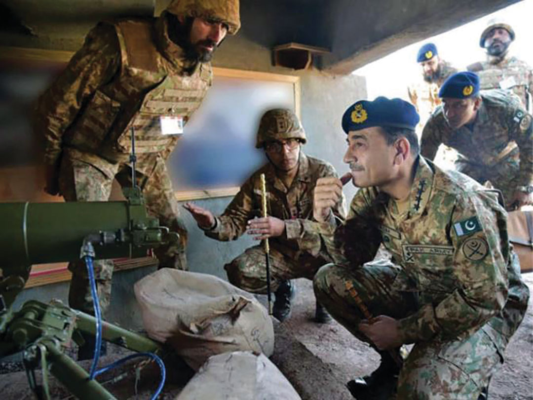 Asim Munir speaking with Pakistan Army soldiers during a troop visit